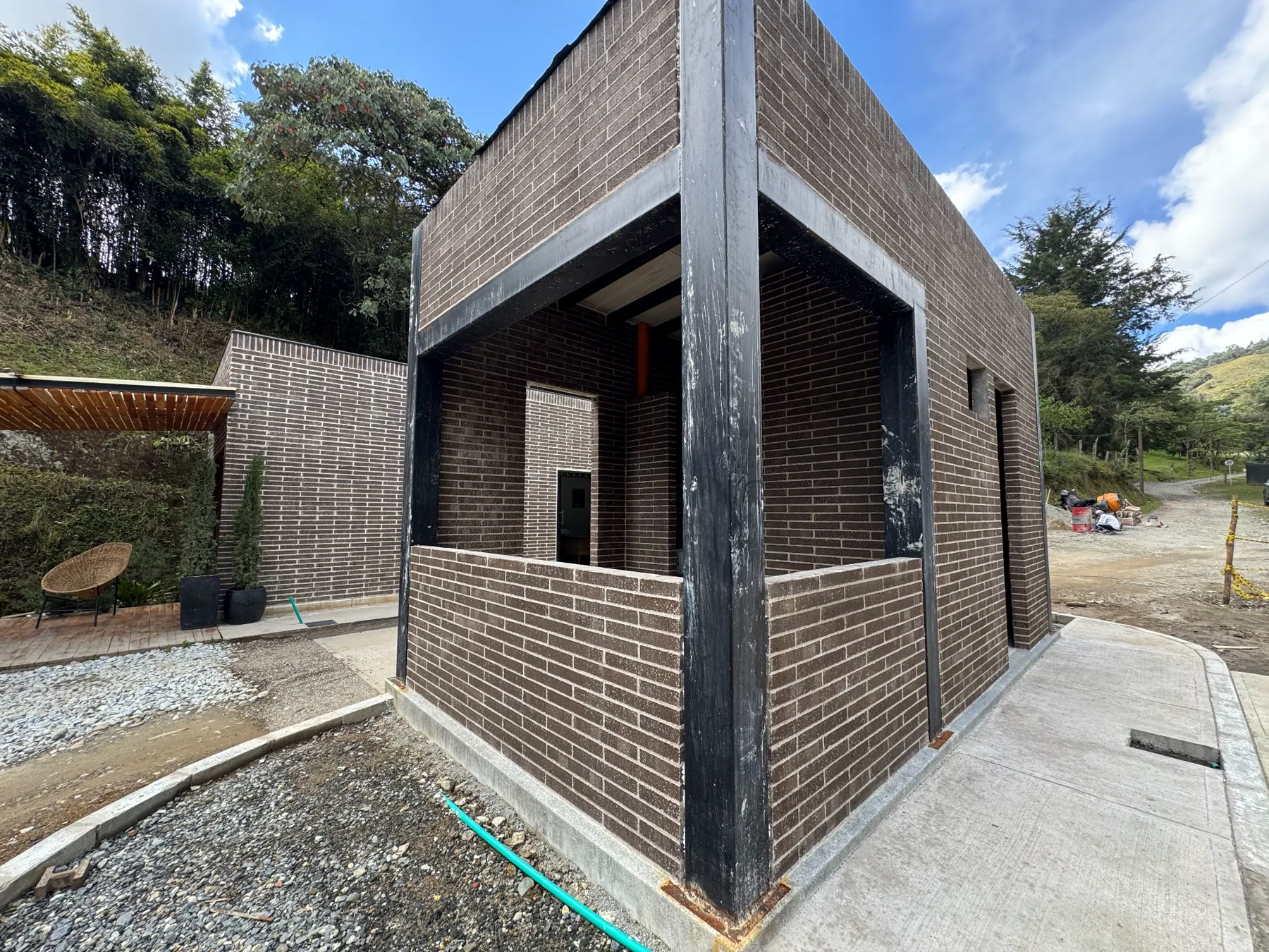 Detalle arquitectónico de la portería de Remanzza en construcción