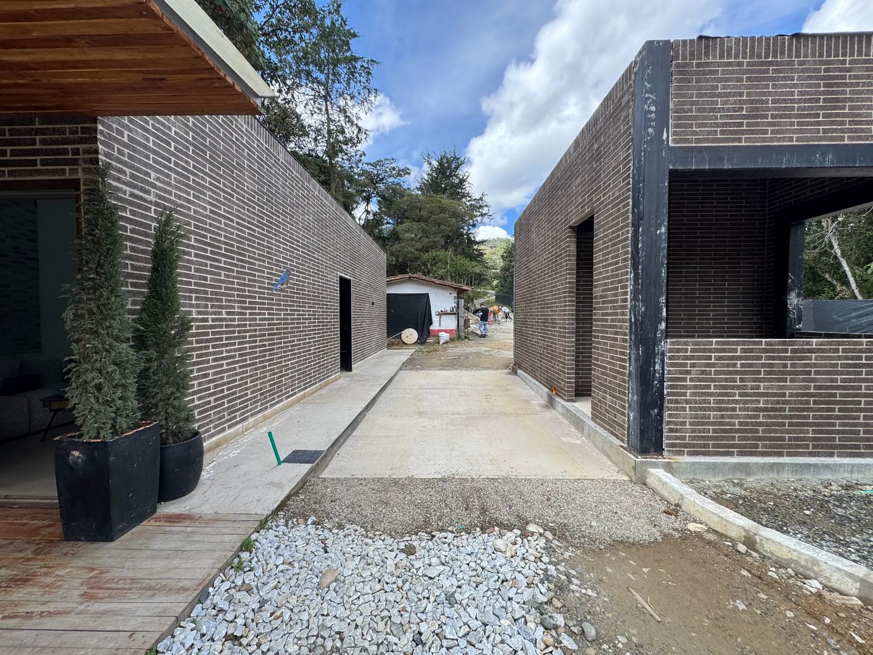 Acceso principal de Remanzza durante su construcción